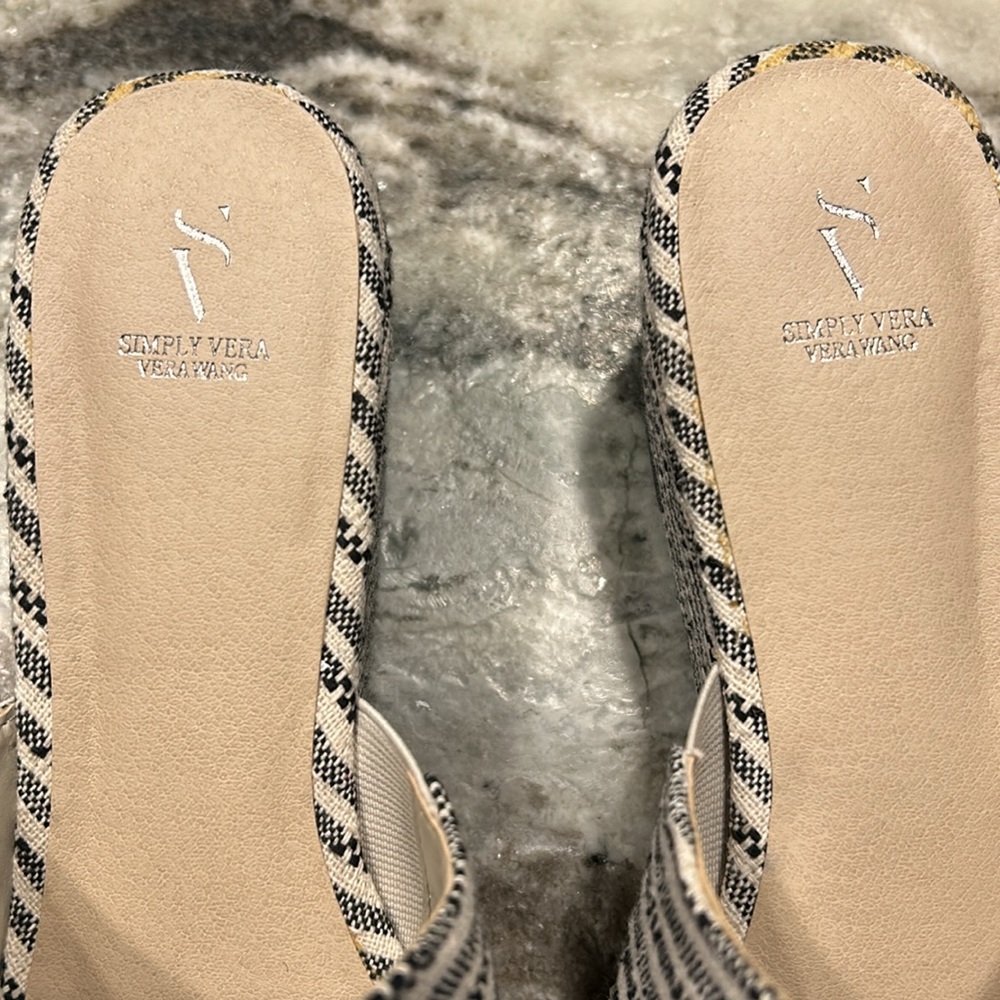 Simply Vera Wang slip on wedge.  Excellent condition - Picture 4 of 6
